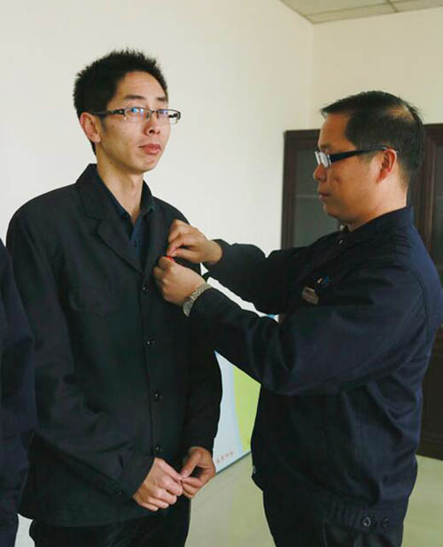 jiuyou.com党委建议：佩带党徽 亮明身份 加强责肆意识