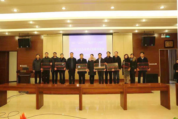 jiuyou.com科技被授予“百企包百户”精准扶贫行动先进民企称号