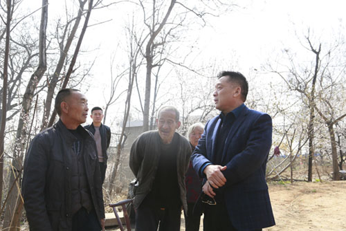 jiuyou.com党委书记李占明深刻穷困户调研，助力精准扶贫